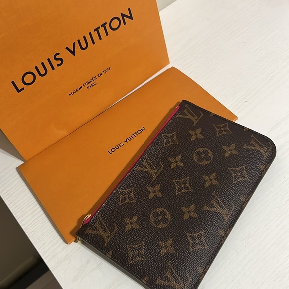Louis Vuitton Handbags - Neverfull PM Pouch 🌺